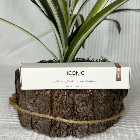 Iconic London Sheer Cream Blush, Rose Riot - Picture 5 of 7